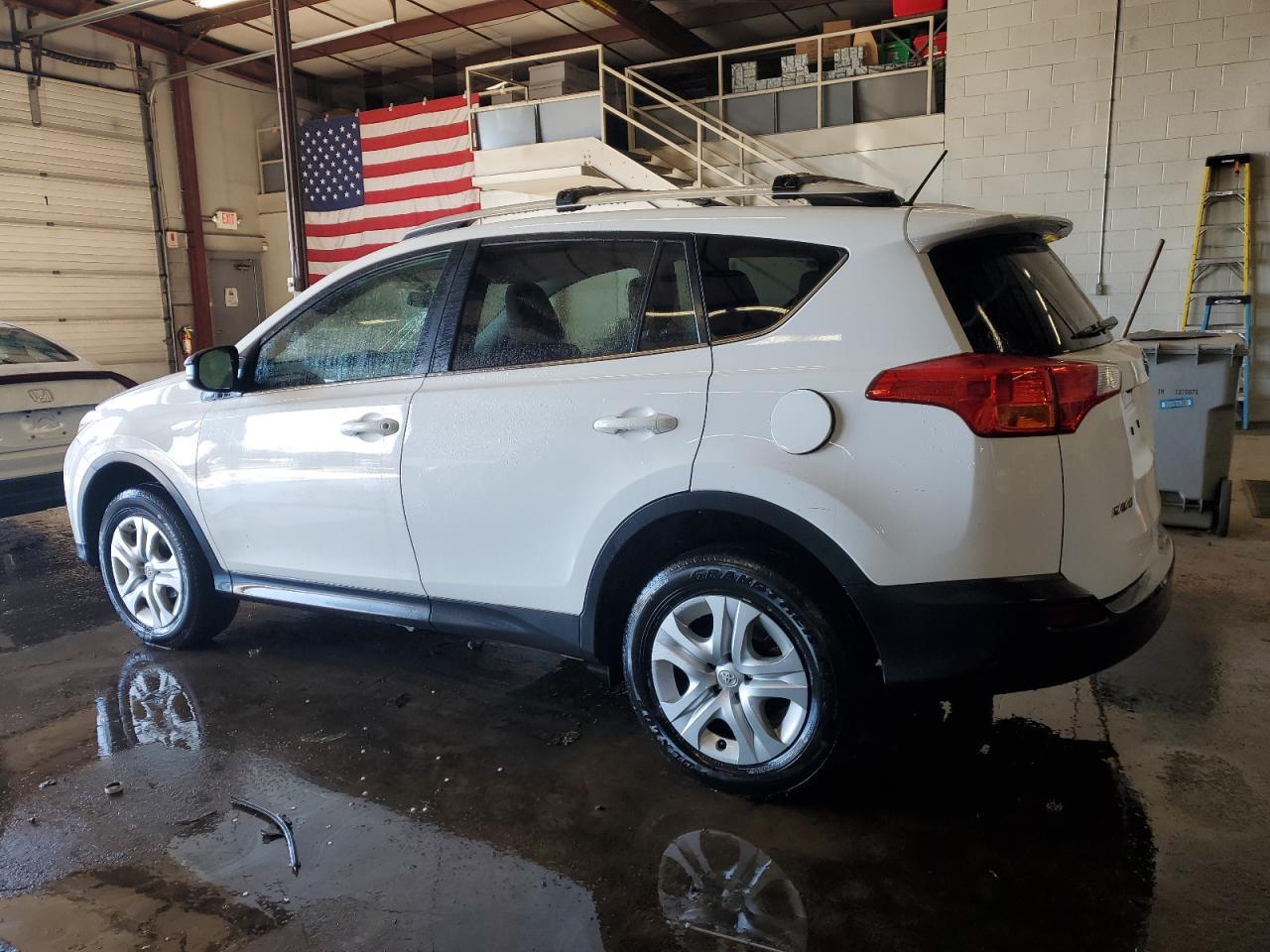 2015 TOYOTA RAV4 LE - Фото 2