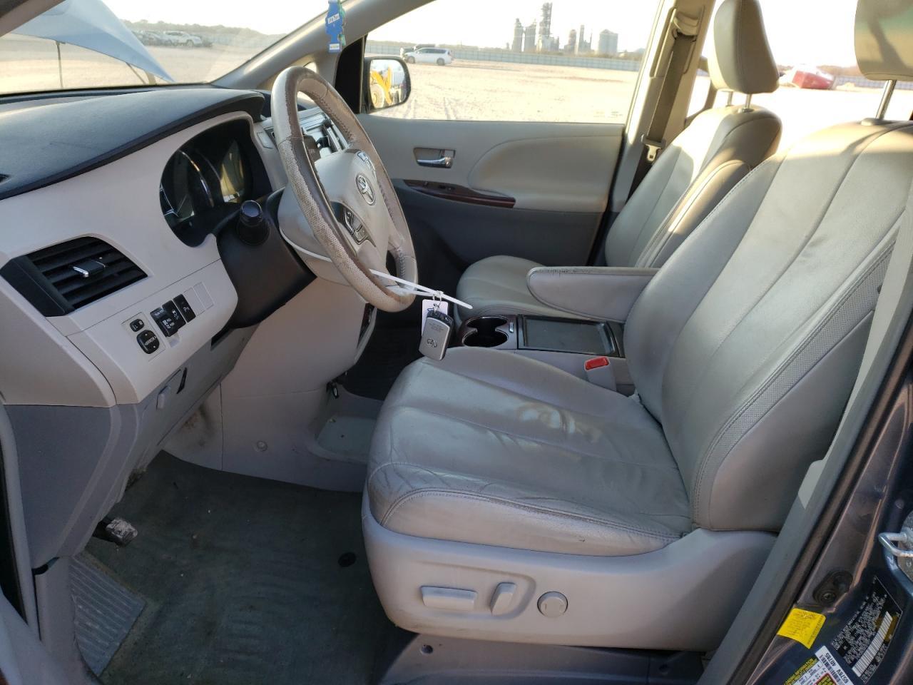 2013 TOYOTA SIENNA XLE - Фото 7