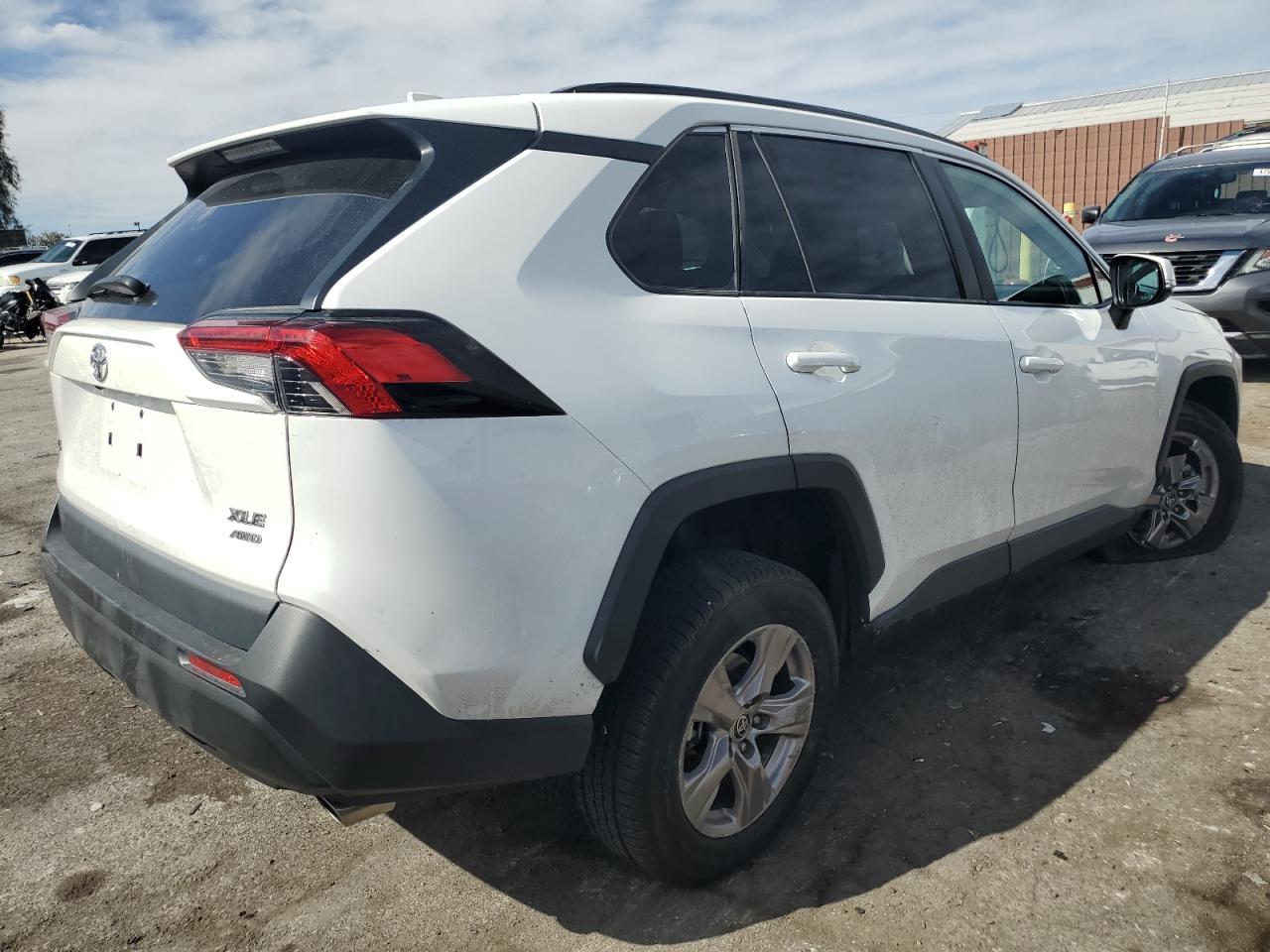 2022 TOYOTA RAV4 XLE - Фото 3