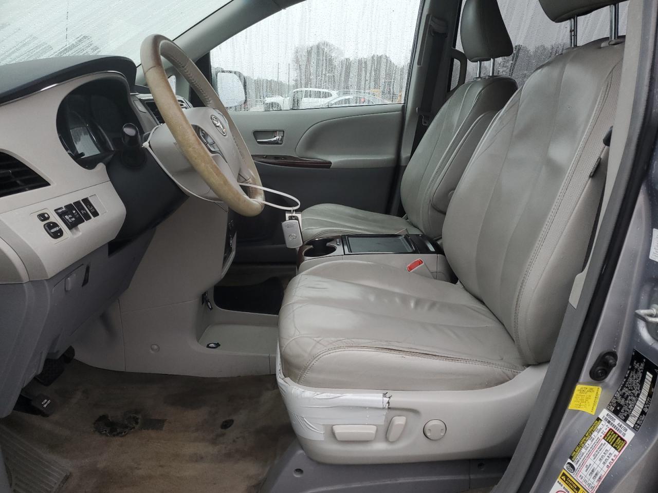2013 TOYOTA SIENNA XLE - Фото 7