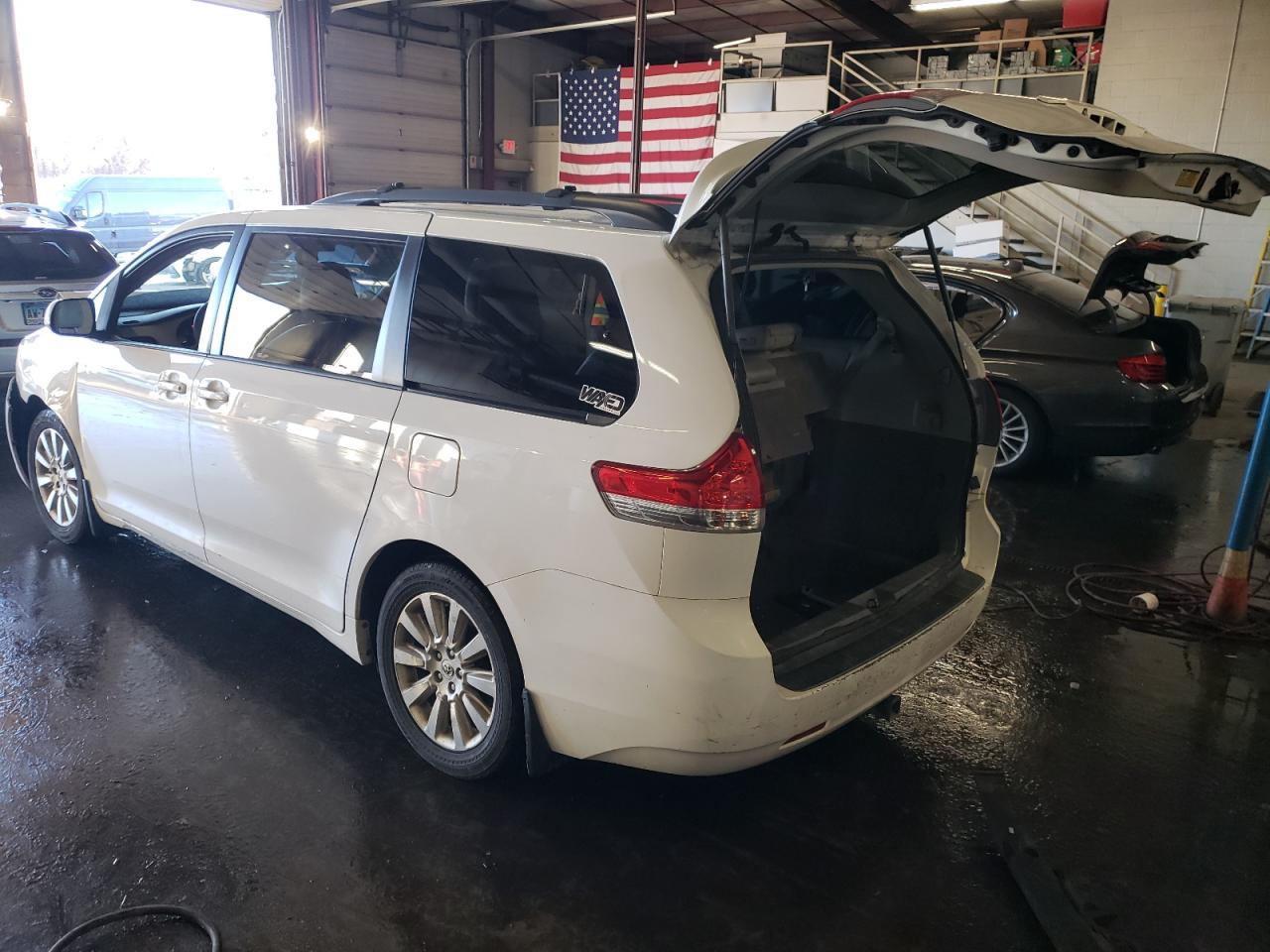 2013 TOYOTA SIENNA XLE - Фото 2