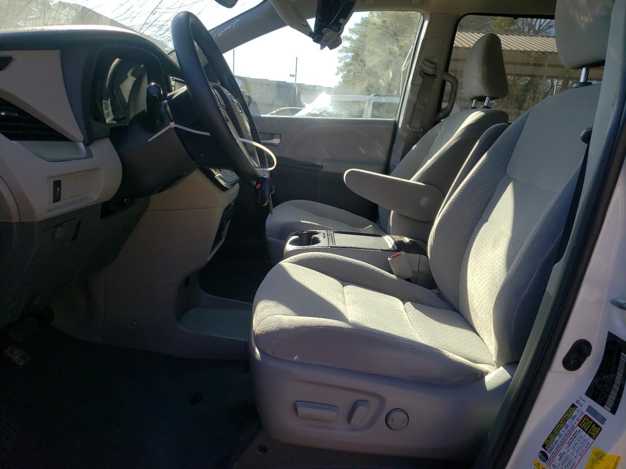 2019 TOYOTA SIENNA LE - Фото 7