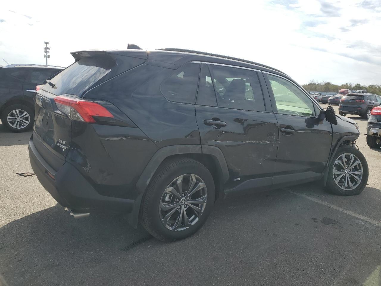 2024 TOYOTA RAV4 XLE P - Фото 3