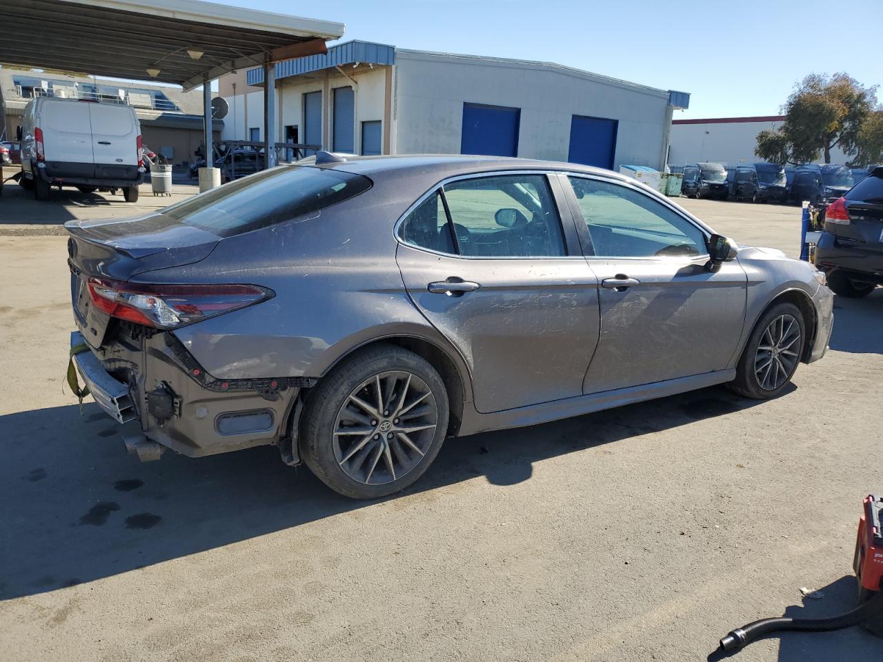 2021 TOYOTA CAMRY SE - Фото 3