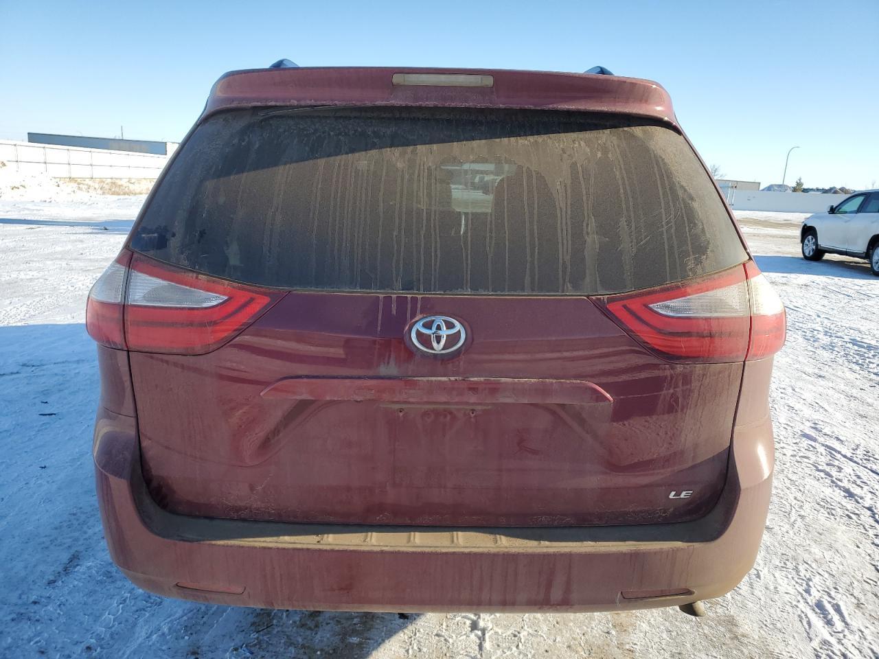 2015 TOYOTA SIENNA LE - Image 6