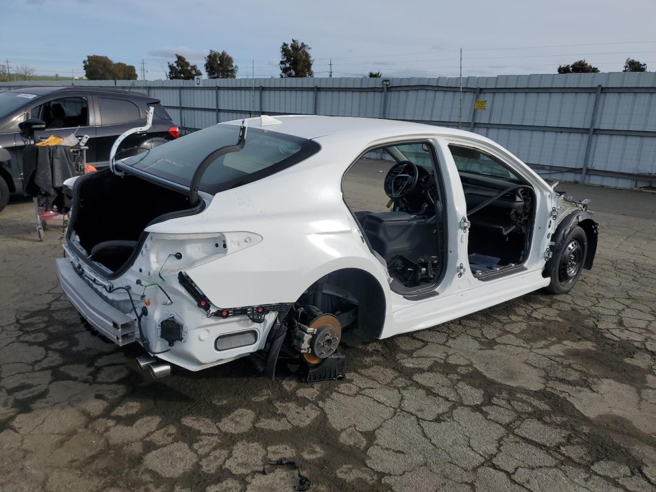 2020 TOYOTA CAMRY SE - Фото 3