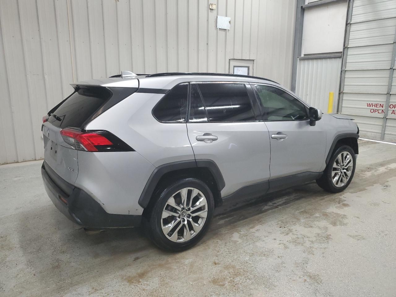 2019 TOYOTA RAV4 XLE P - Фото 3