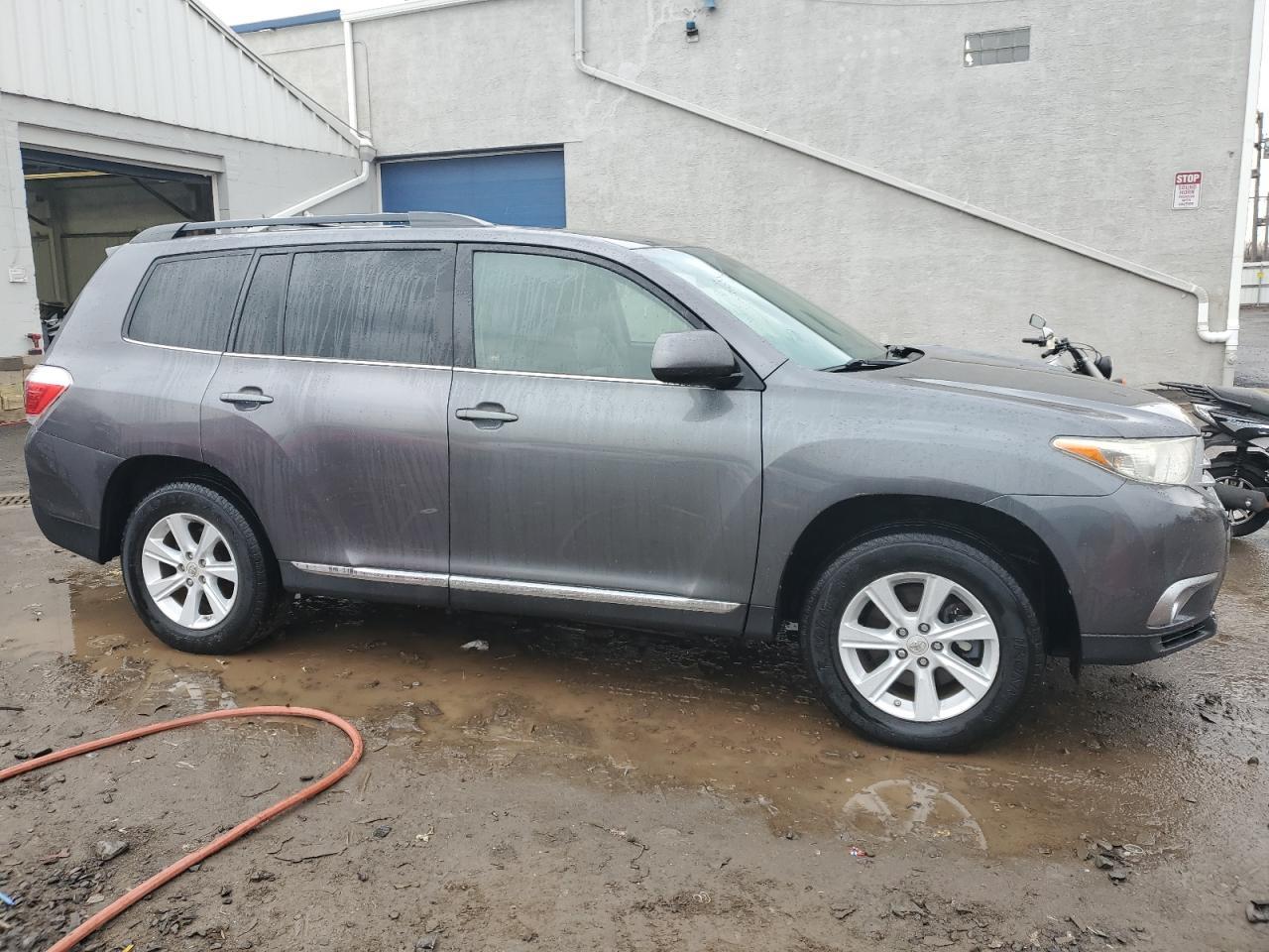 2011 TOYOTA HIGHLANDER - Image 4