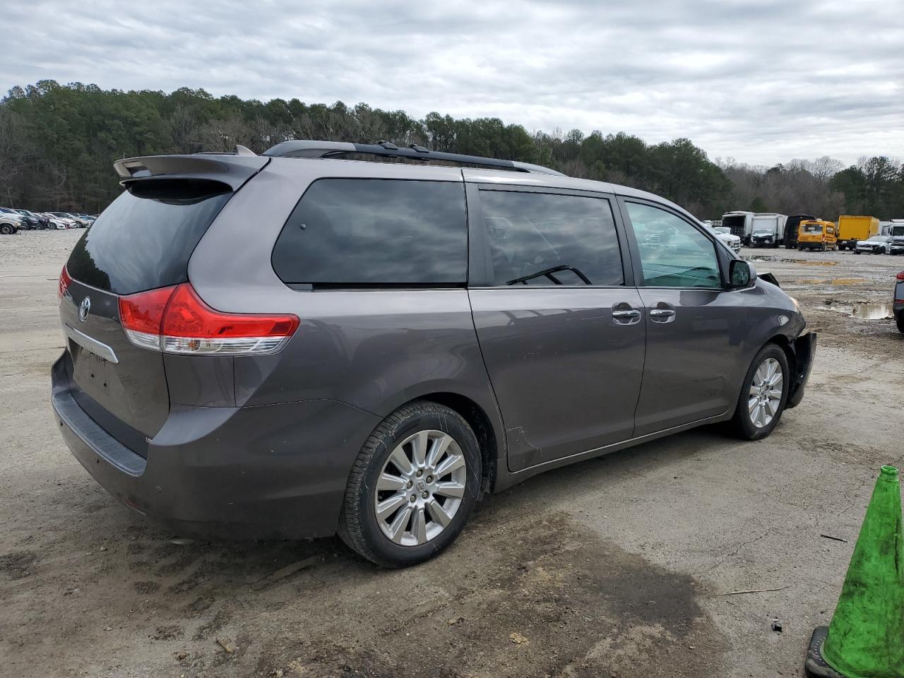2011 TOYOTA SIENNA XLE - Фото 3