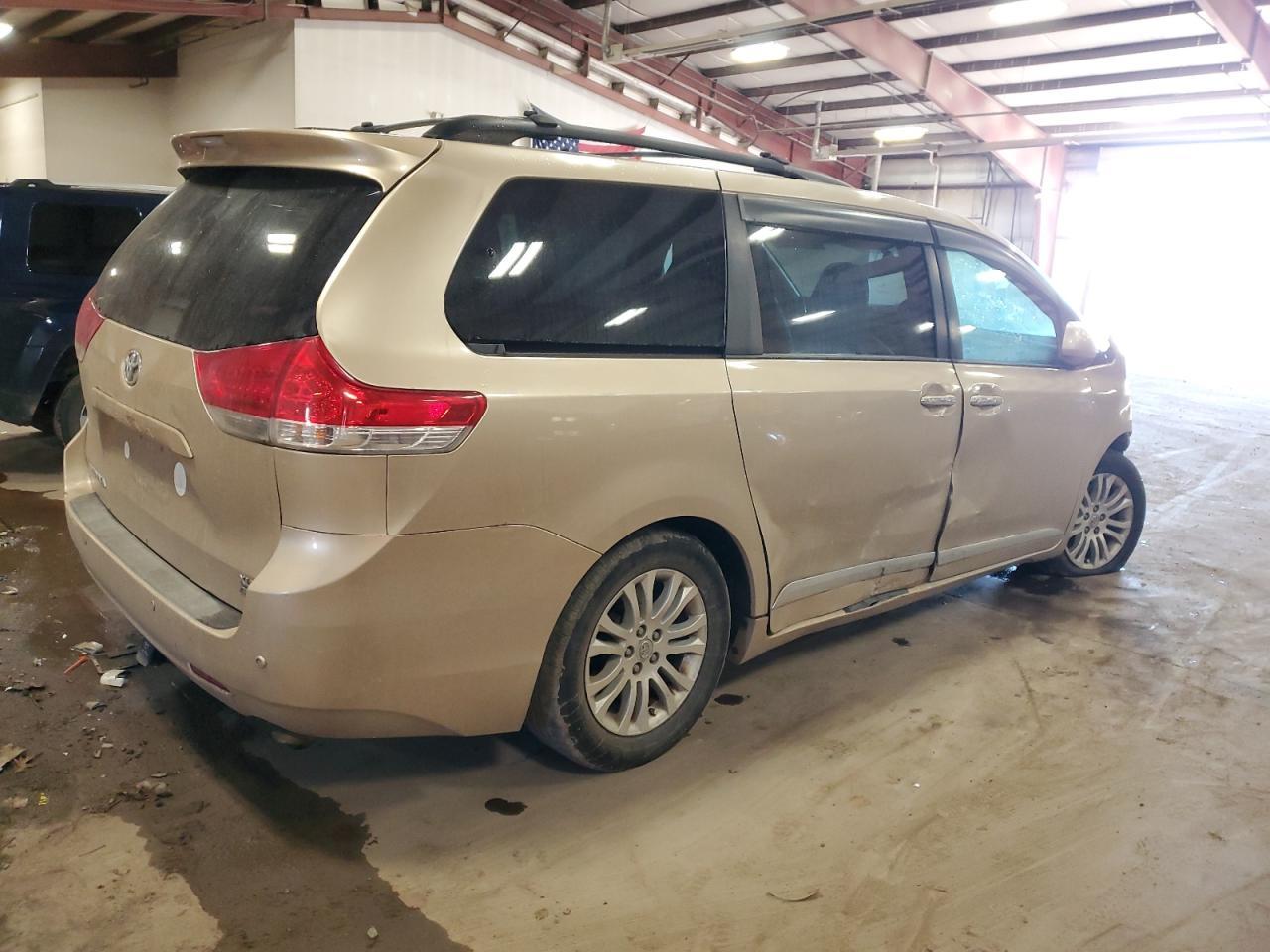 2011 TOYOTA SIENNA XLE - Фото 3