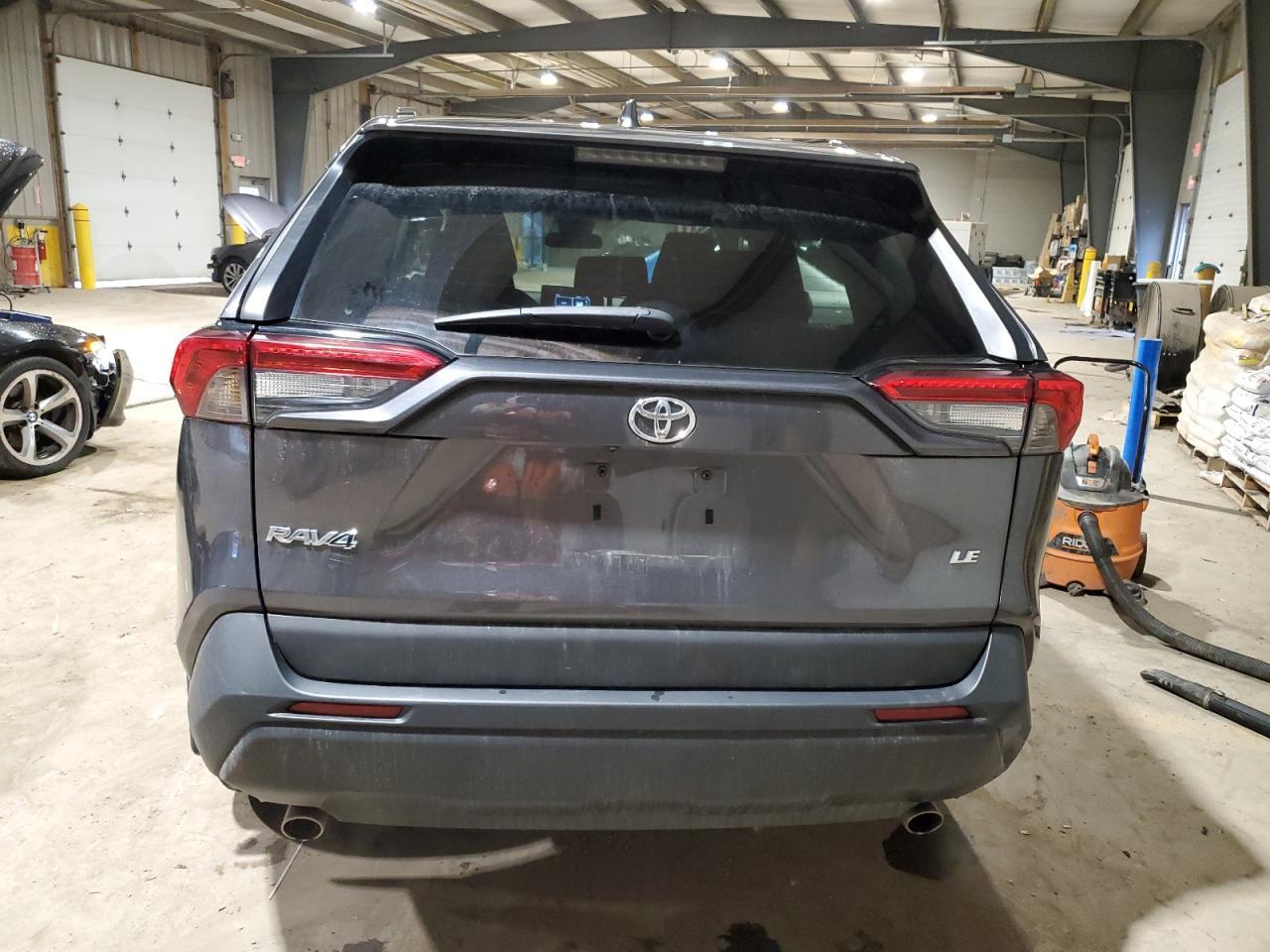 2021 TOYOTA RAV4 LE - Фото 6