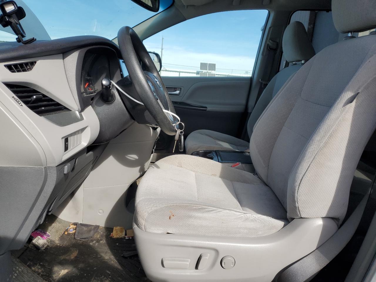 2015 TOYOTA SIENNA LE - Фото 7