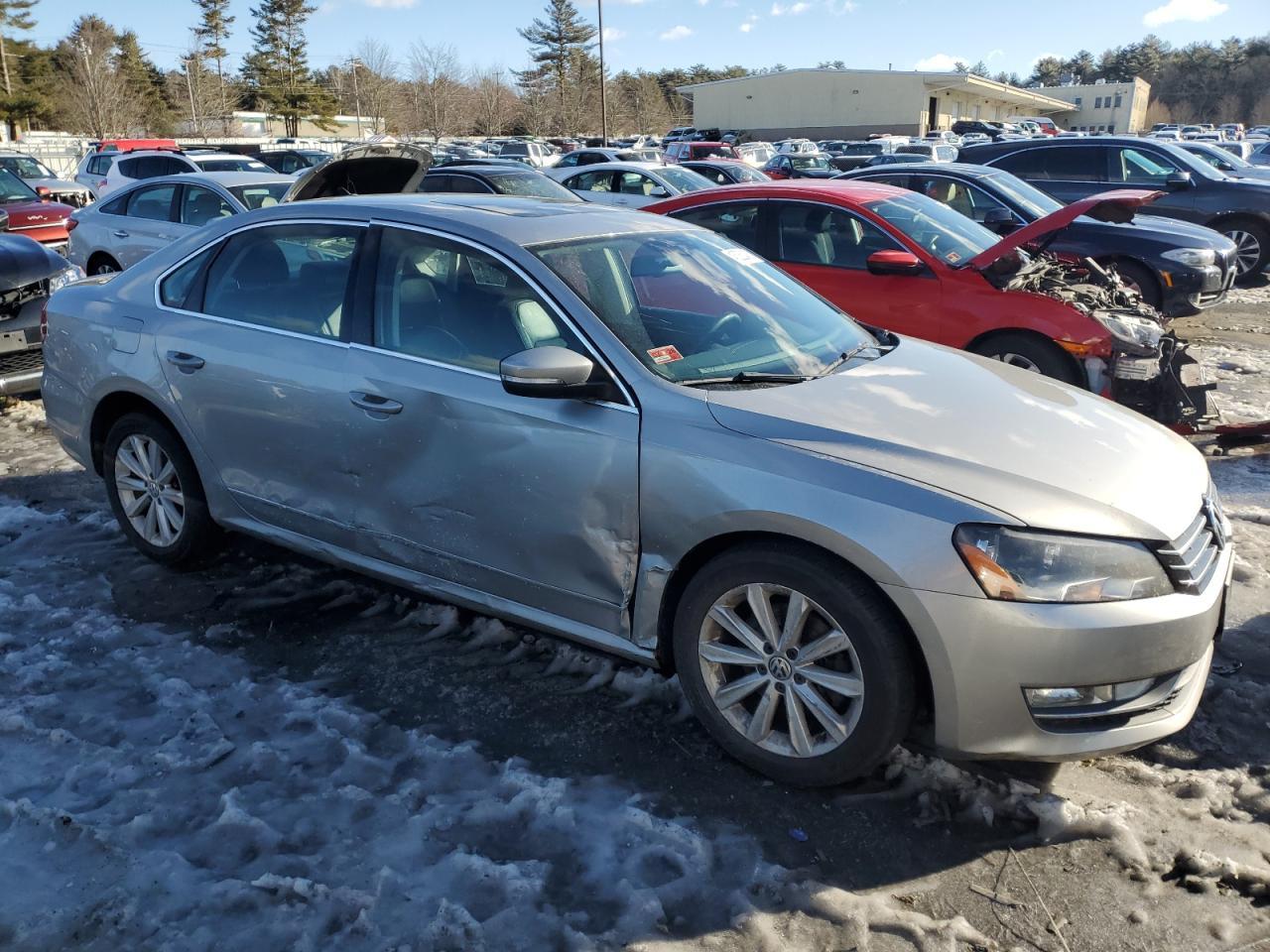2013 VOLKSWAGEN PASSAT SEL - Image 4