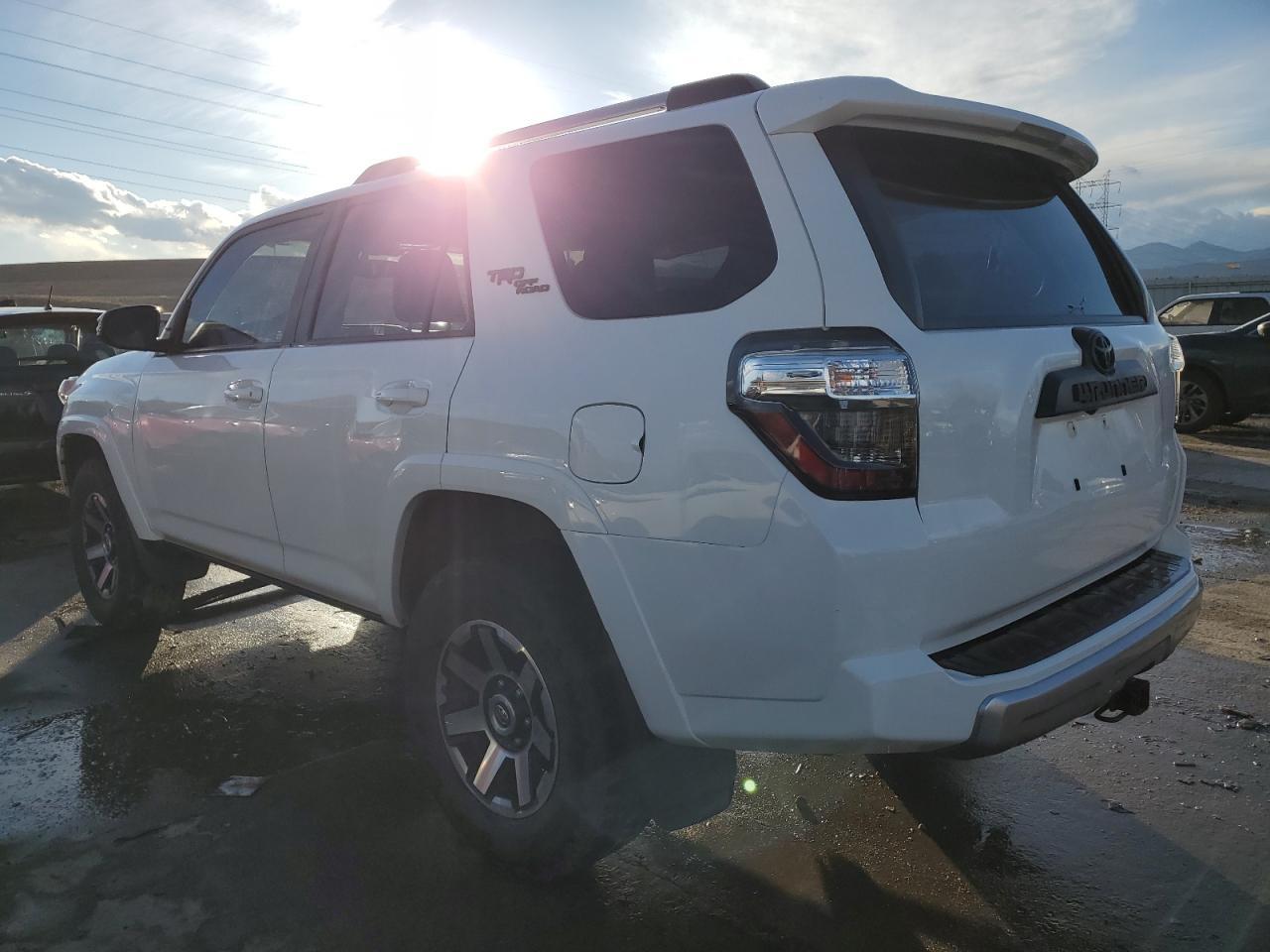 2018 TOYOTA 4RUNNER SR - Image 2