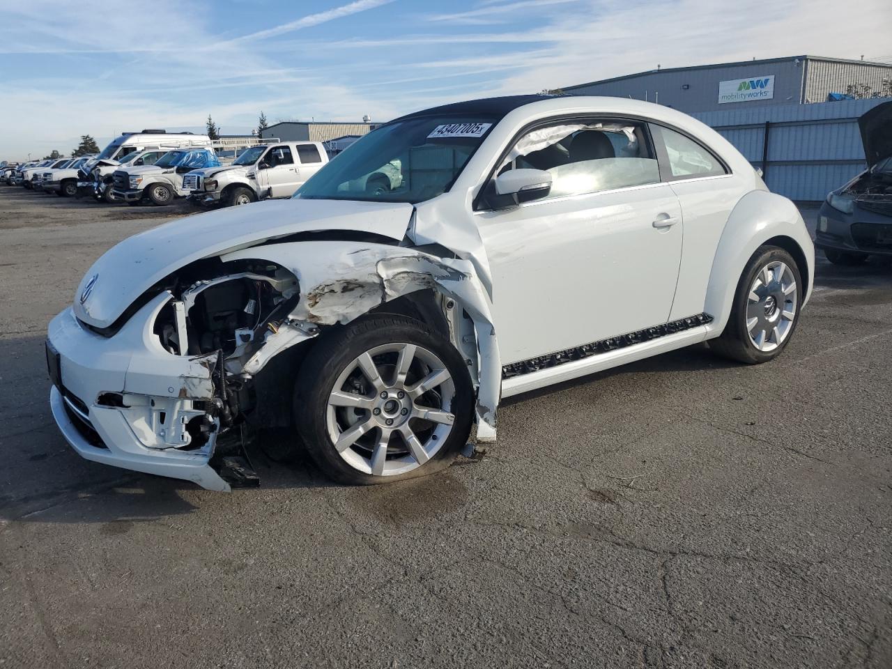 2019 VOLKSWAGEN BEETLE SE