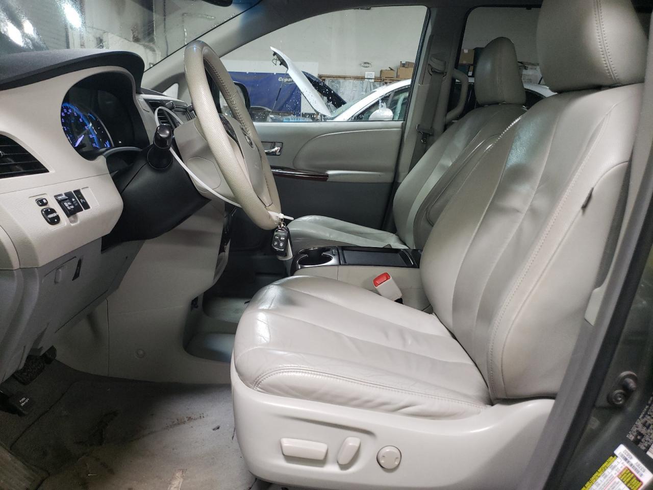2011 TOYOTA SIENNA XLE - Фото 7