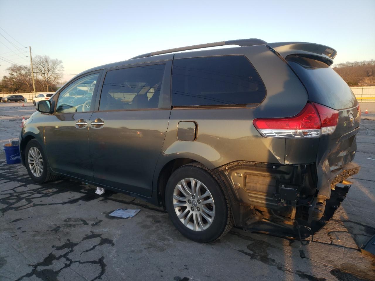 2013 TOYOTA SIENNA XLE - Фото 2