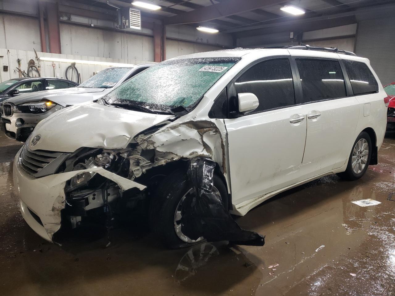 2013 TOYOTA SIENNA XLE