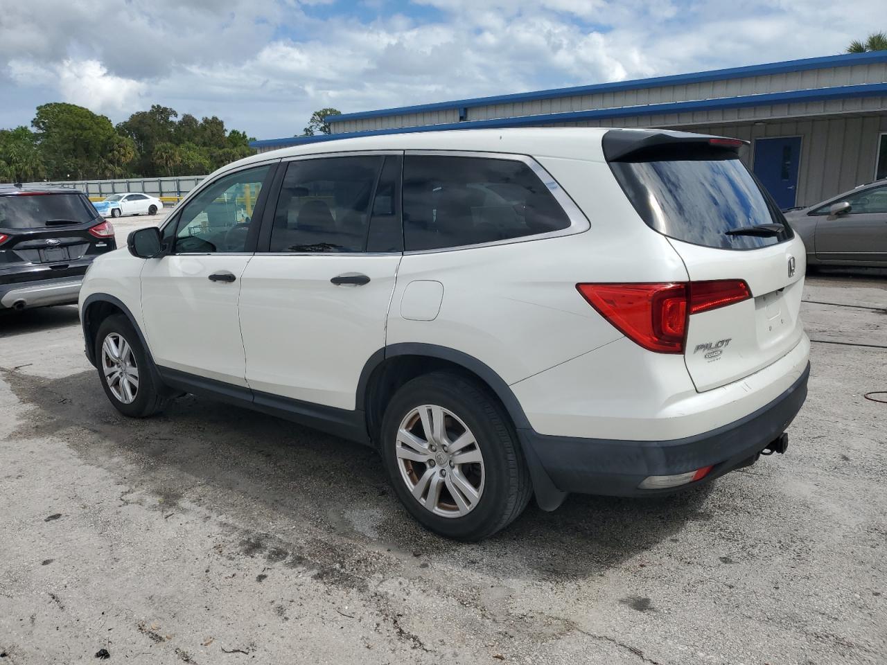 2017 HONDA PILOT LX - Фото 2