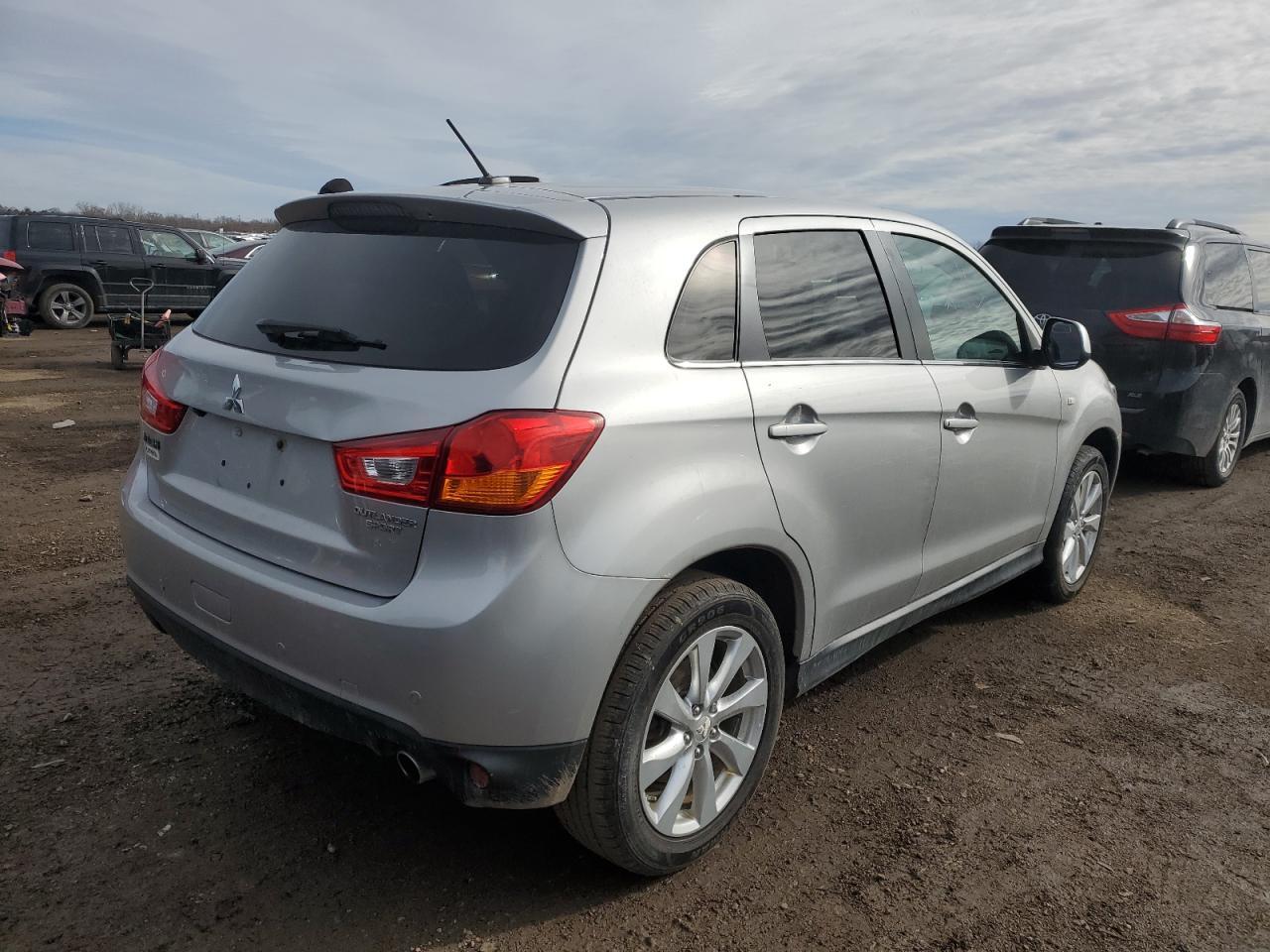 2015 MITSUBISHI OUTLANDER - Фото 3