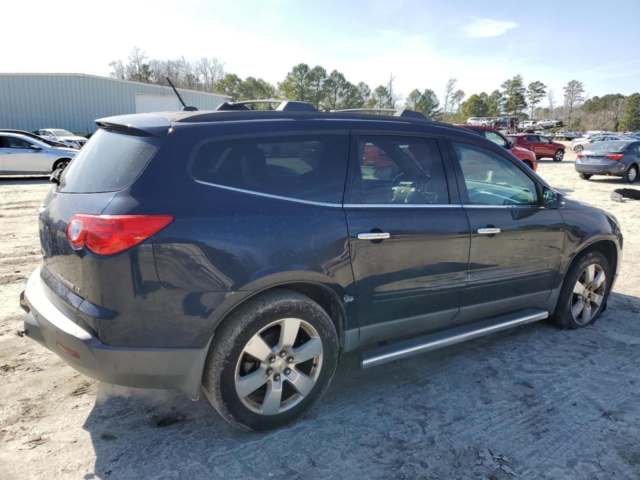 2011 CHEVROLET TRAVERSE L - Image 3