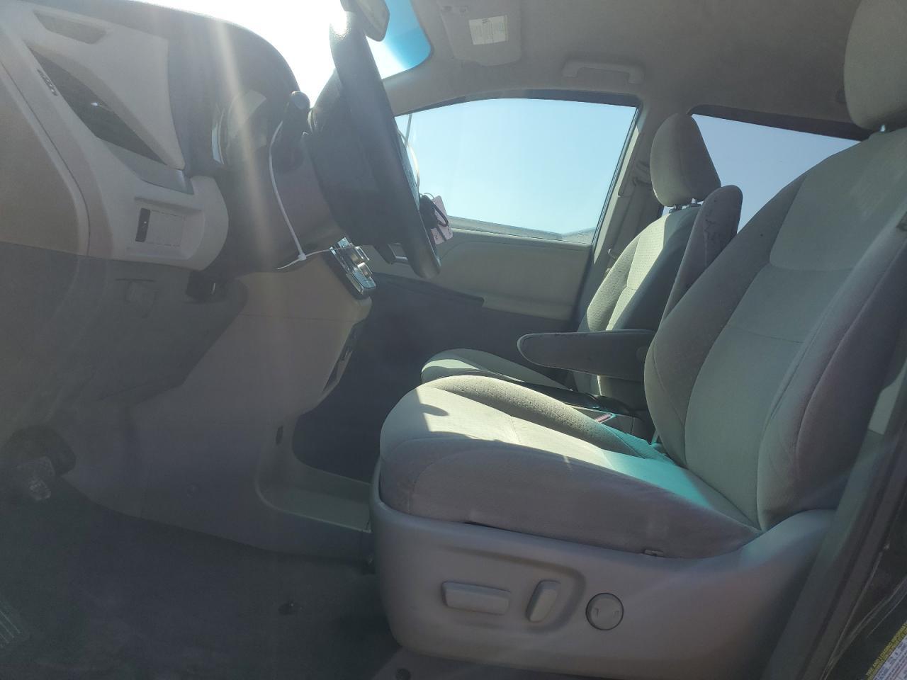 2015 TOYOTA SIENNA LE - Image 7
