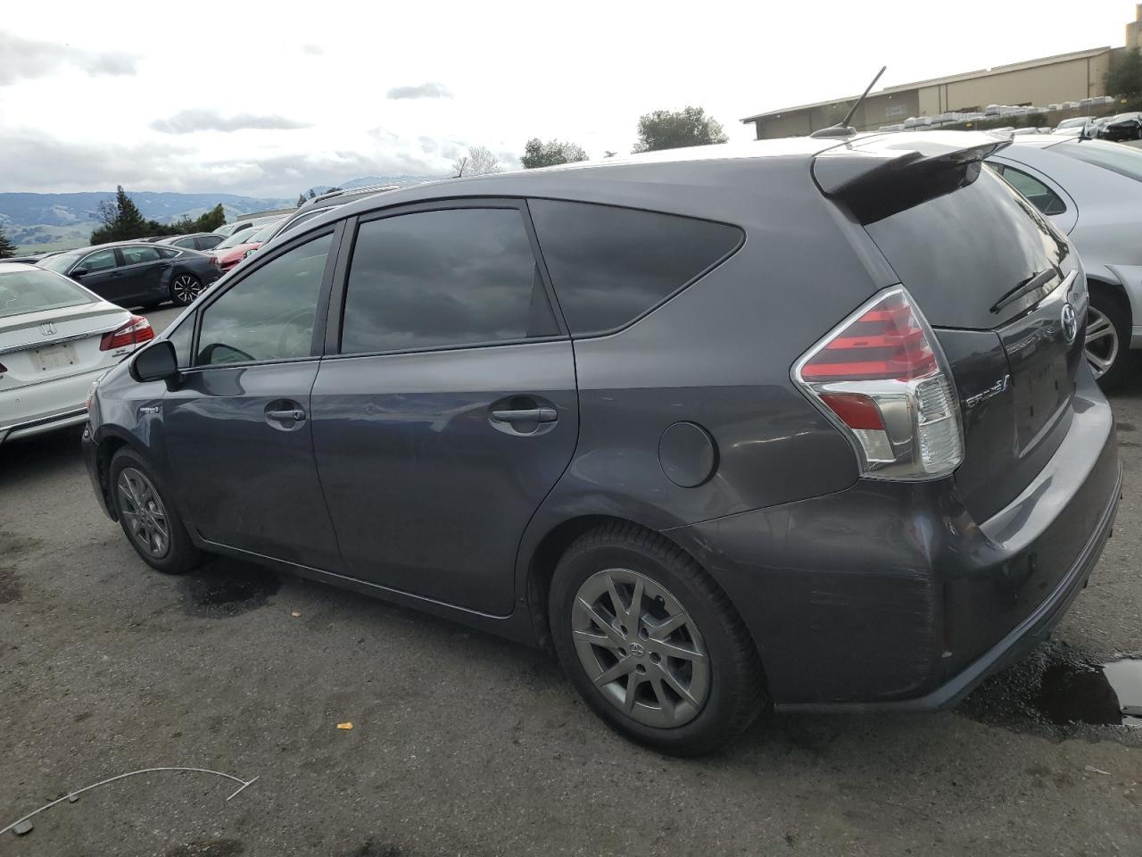 2015 TOYOTA PRIUS V - Фото 2
