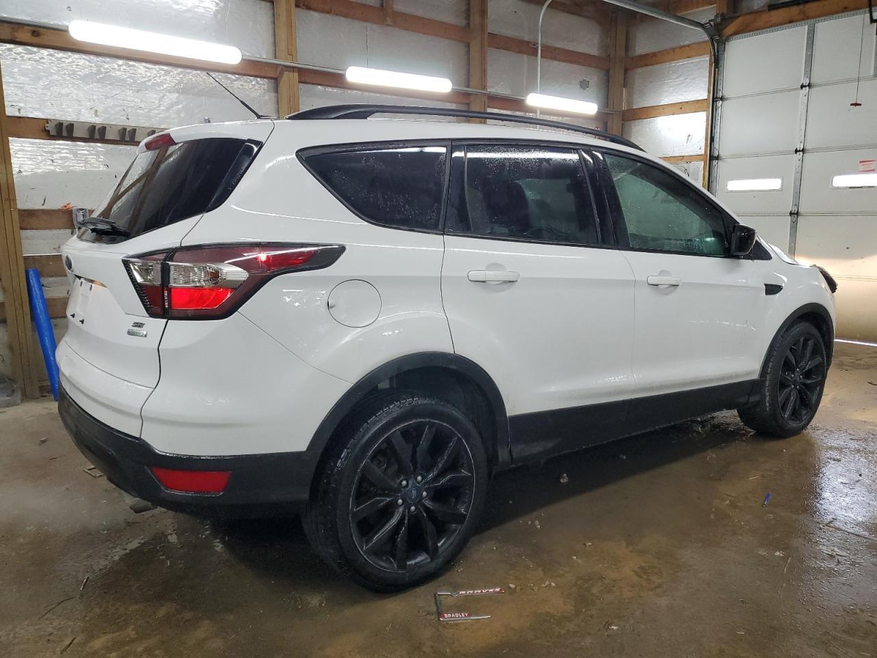 2017 FORD ESCAPE SE - Фото 3