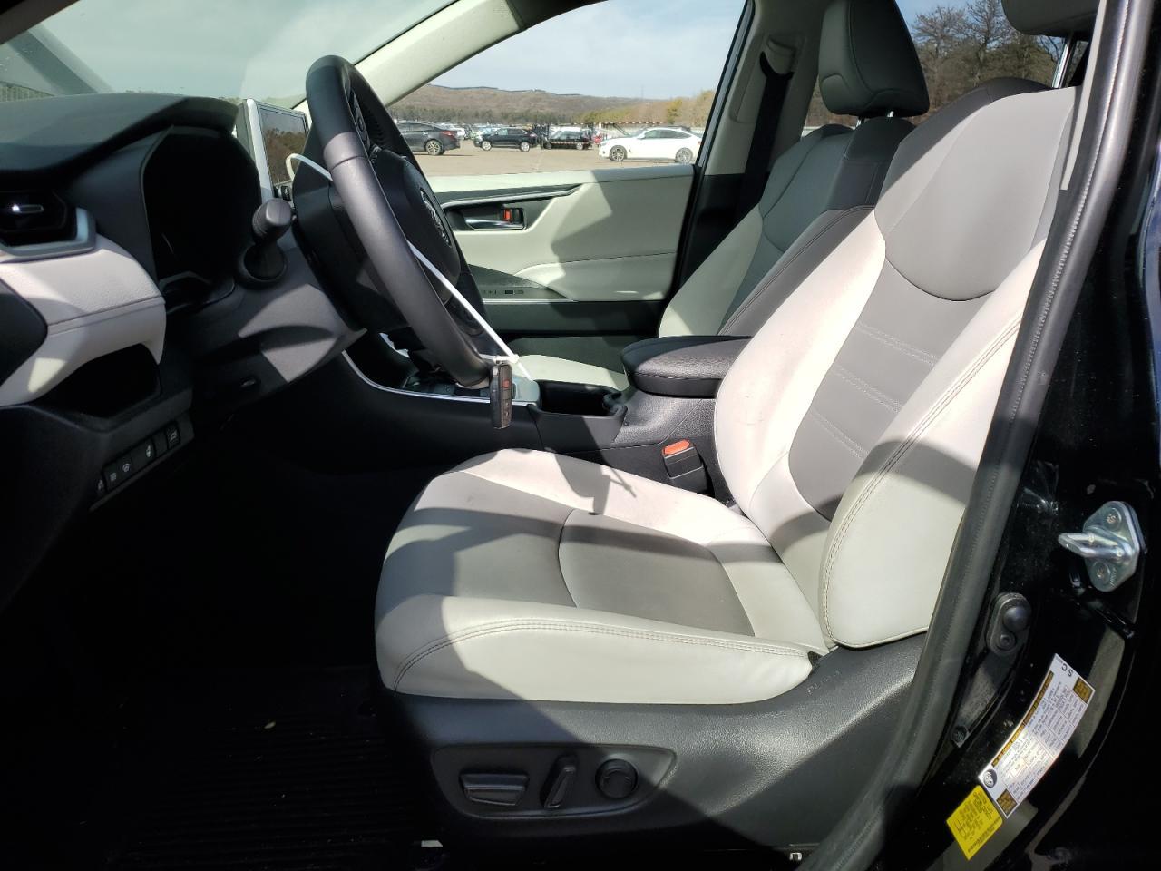 2024 TOYOTA RAV4 XLE P - Фото 7