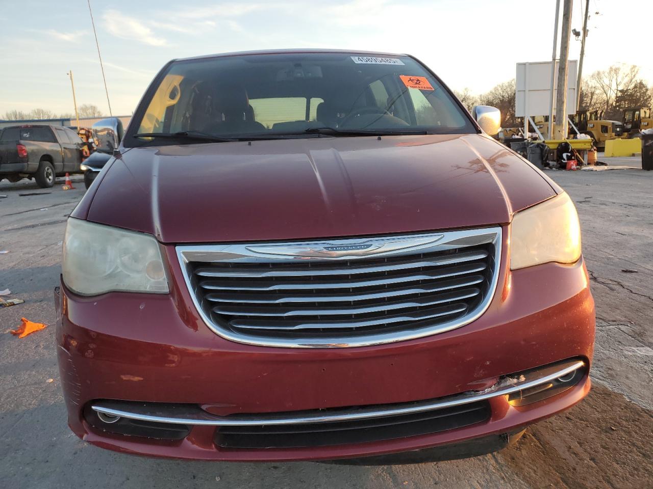 2014 CHRYSLER TOWN & COU - Image 5