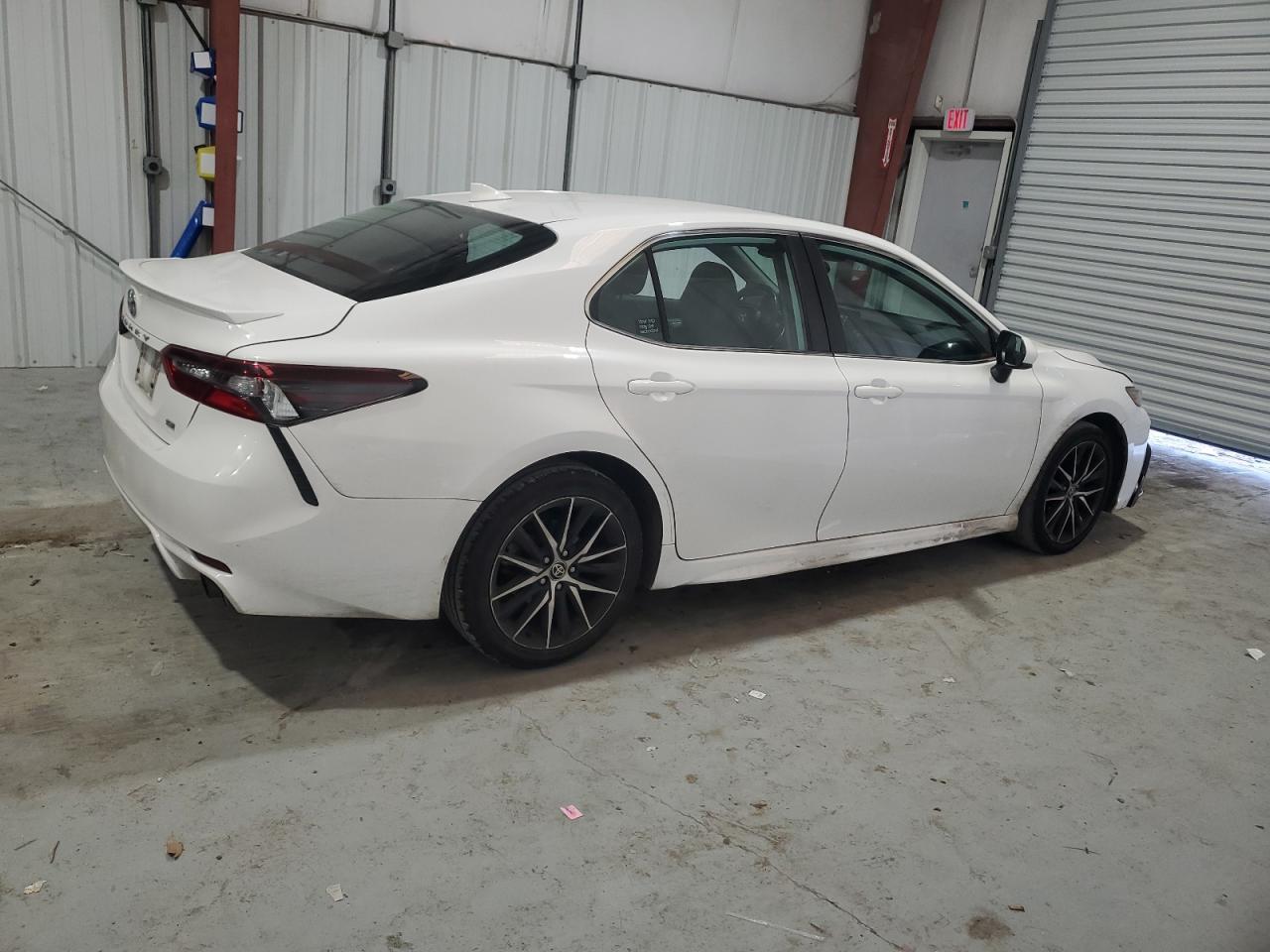 2021 TOYOTA CAMRY SE - Фото 3