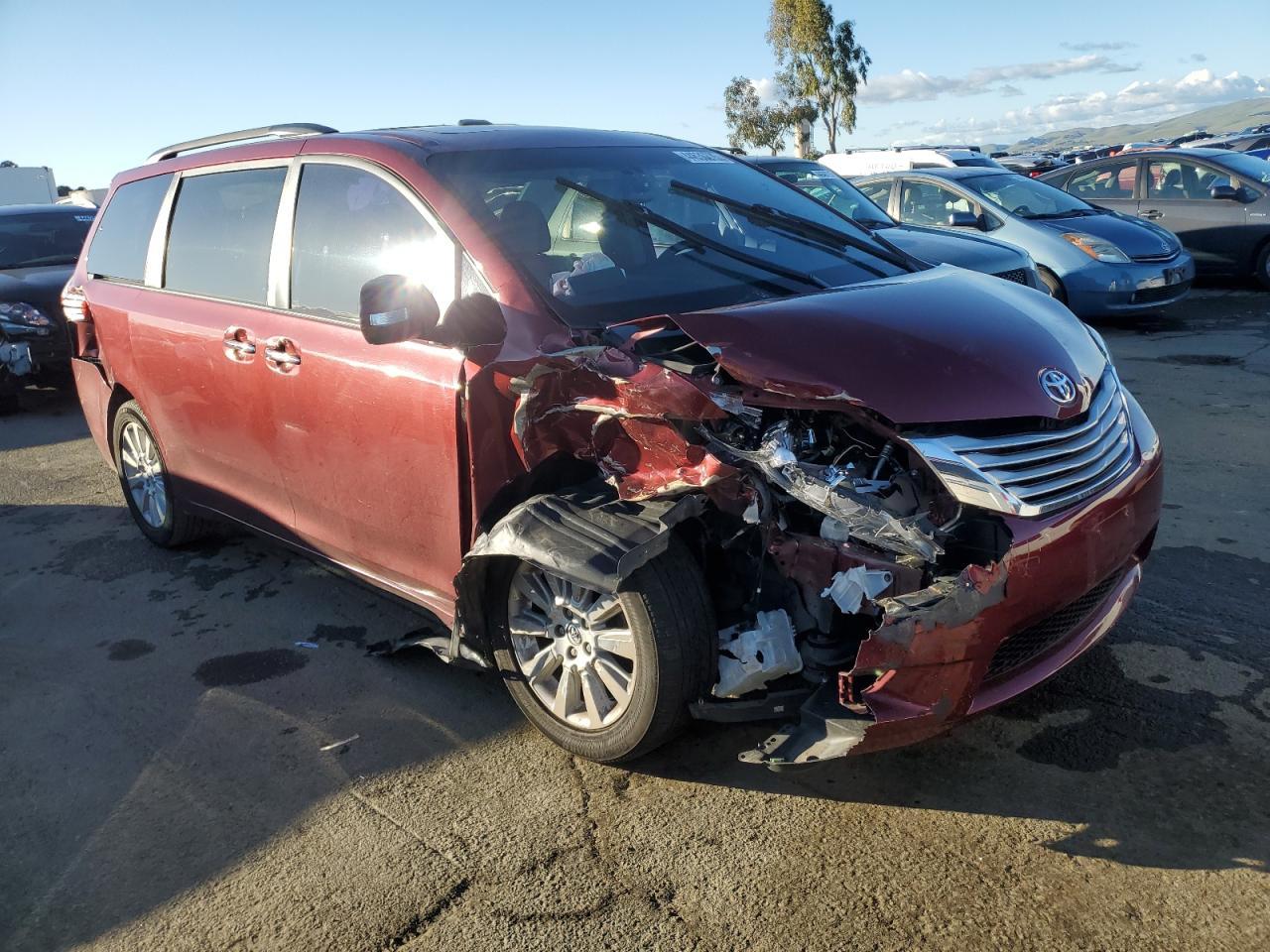 2015 TOYOTA SIENNA XLE - Фото 4