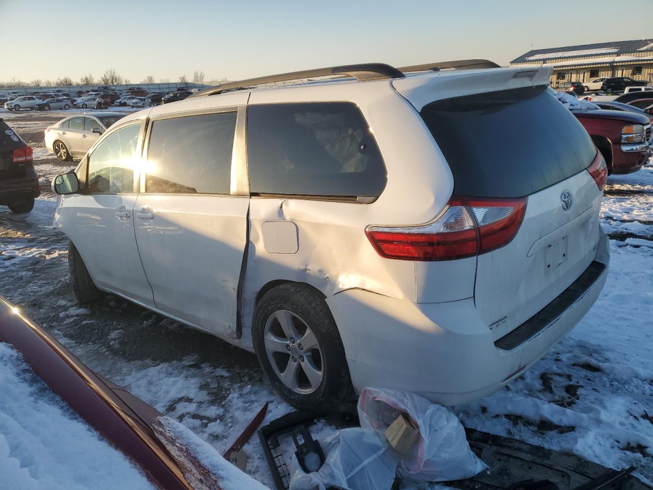 2015 TOYOTA SIENNA LE - Фото 2
