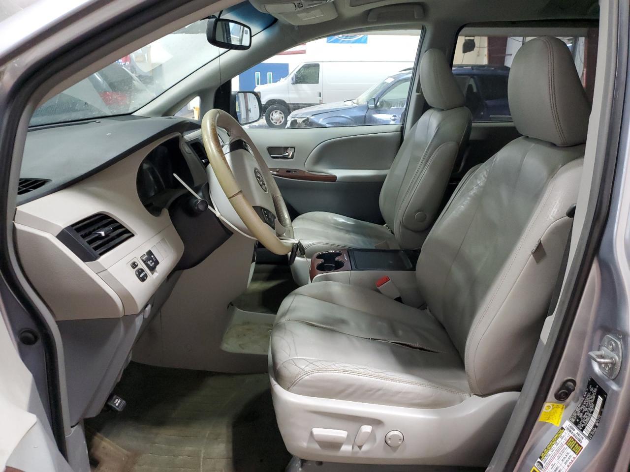 2013 TOYOTA SIENNA XLE - Image 7