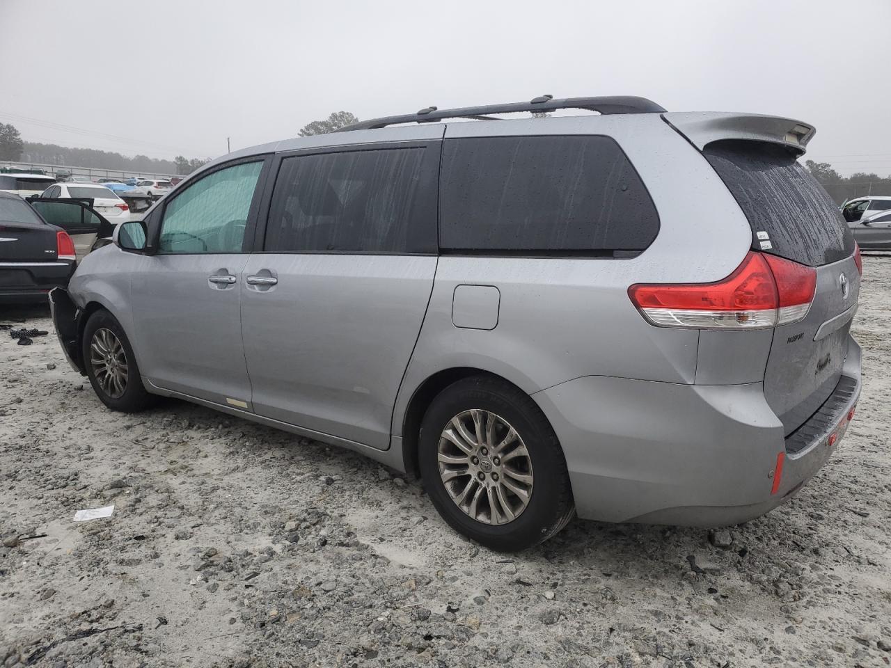 2013 TOYOTA SIENNA XLE - Фото 2