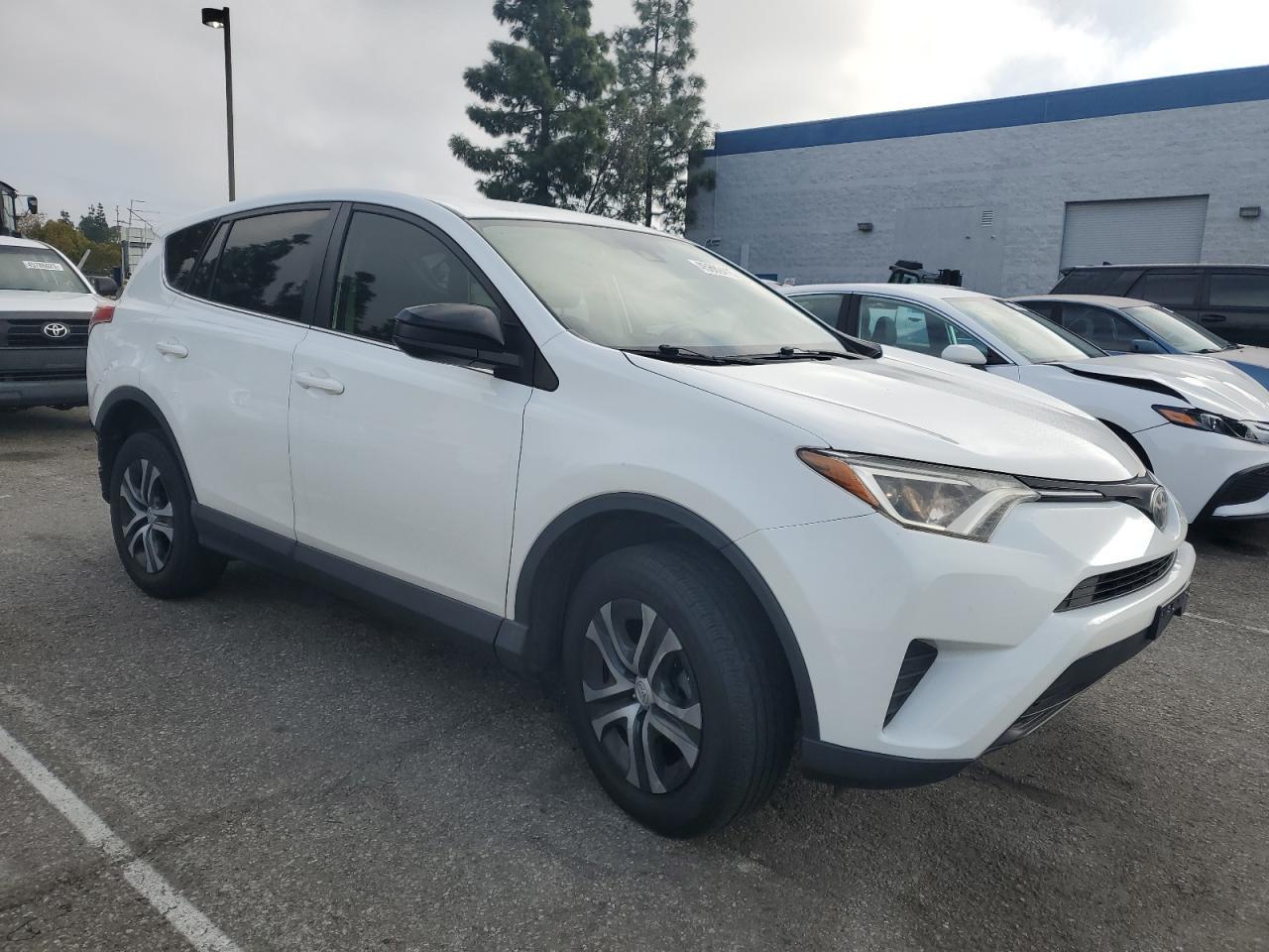 2018 TOYOTA RAV4 LE - Image 4