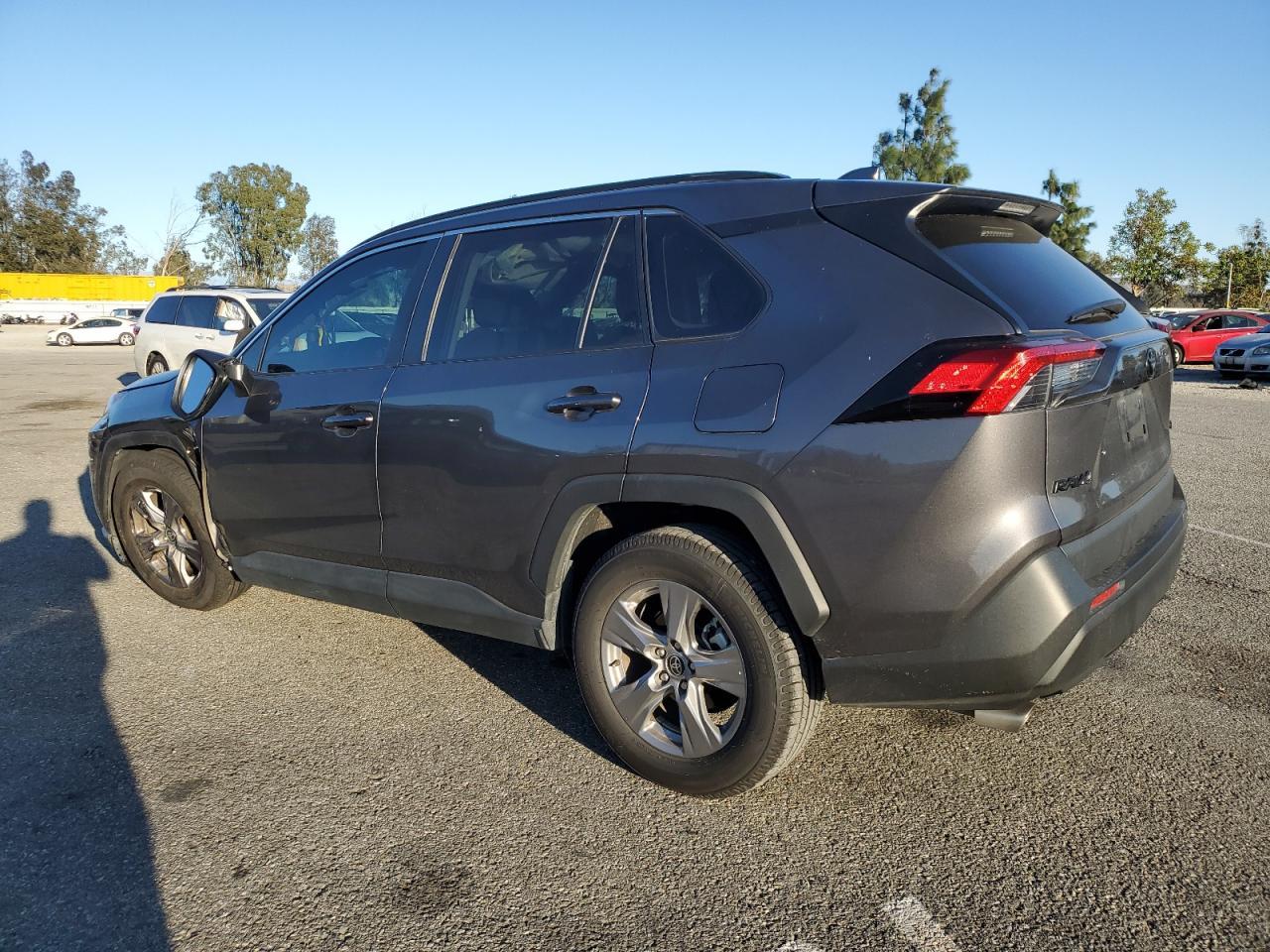 2022 TOYOTA RAV4 XLE - Фото 2