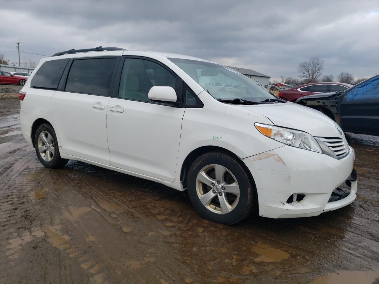 2015 TOYOTA SIENNA LE - Image 4