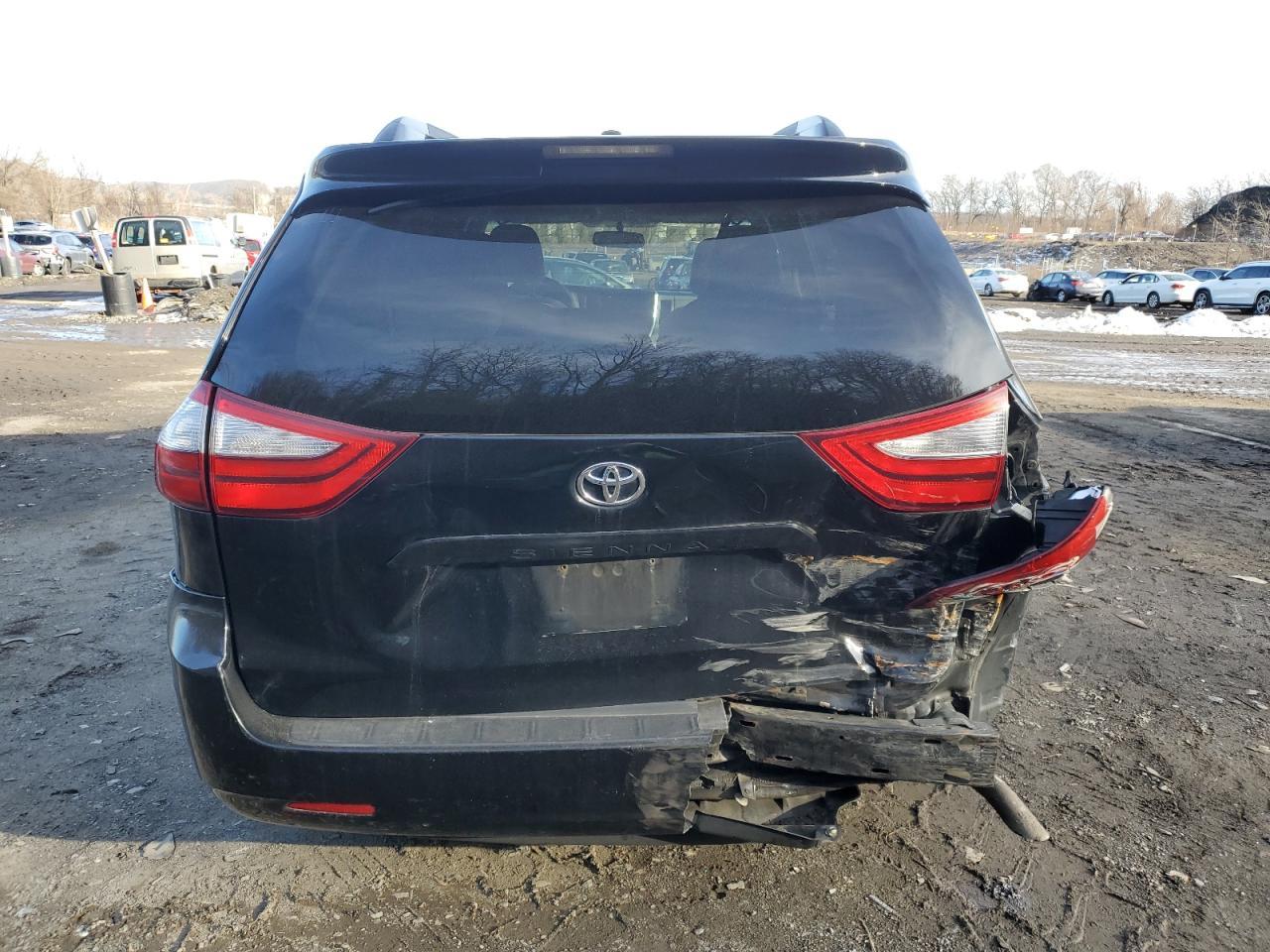 2015 TOYOTA SIENNA LE - Image 6