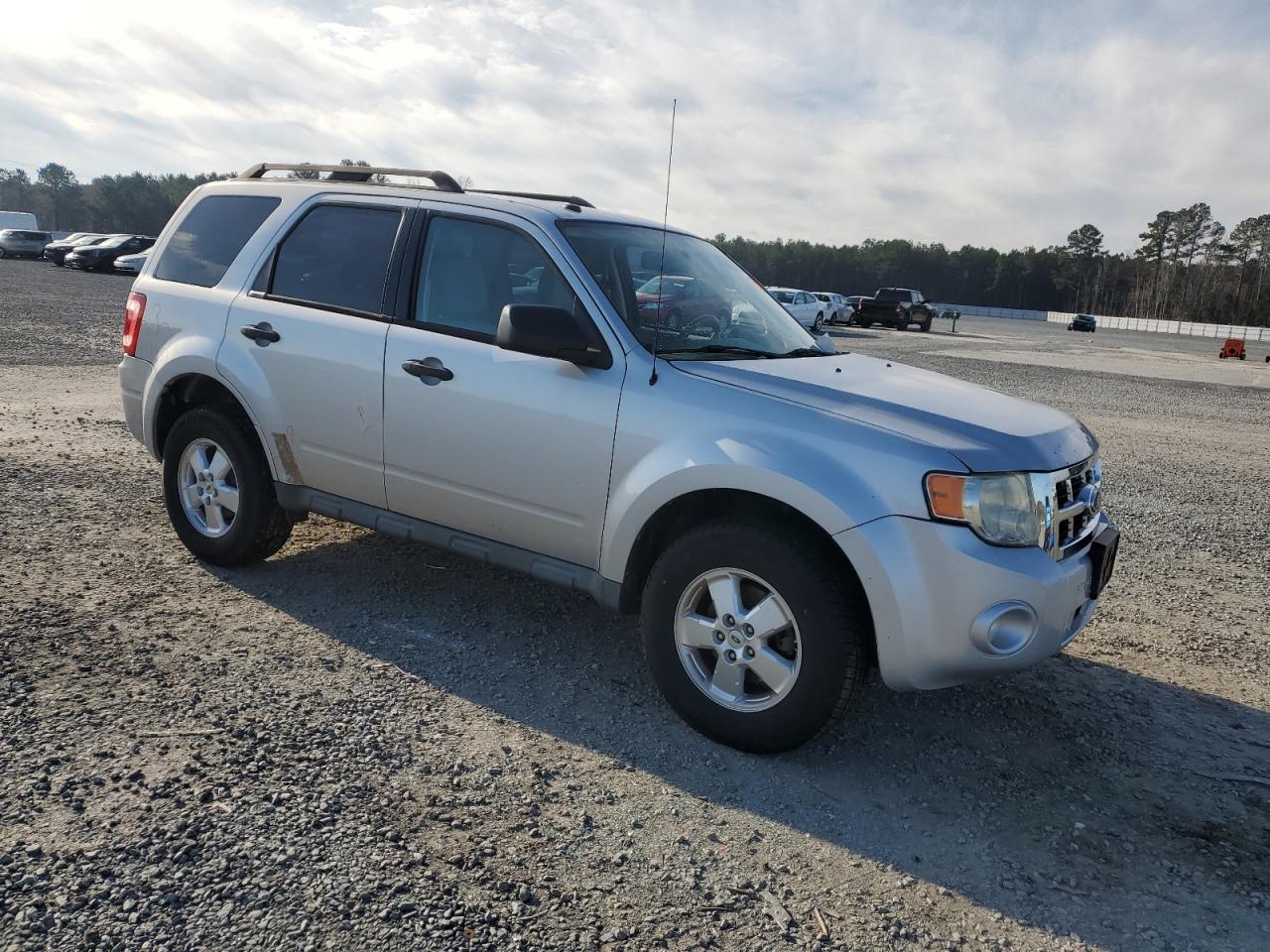 2010 FORD ESCAPE XLT - Image 4