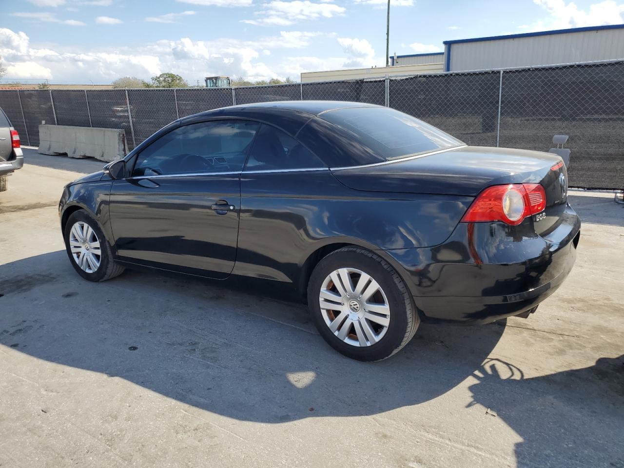 2010 VOLKSWAGEN EOS TURBO - Image 2