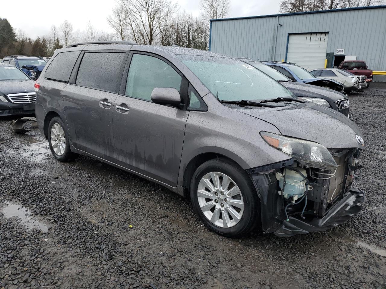2011 TOYOTA SIENNA XLE - Image 4