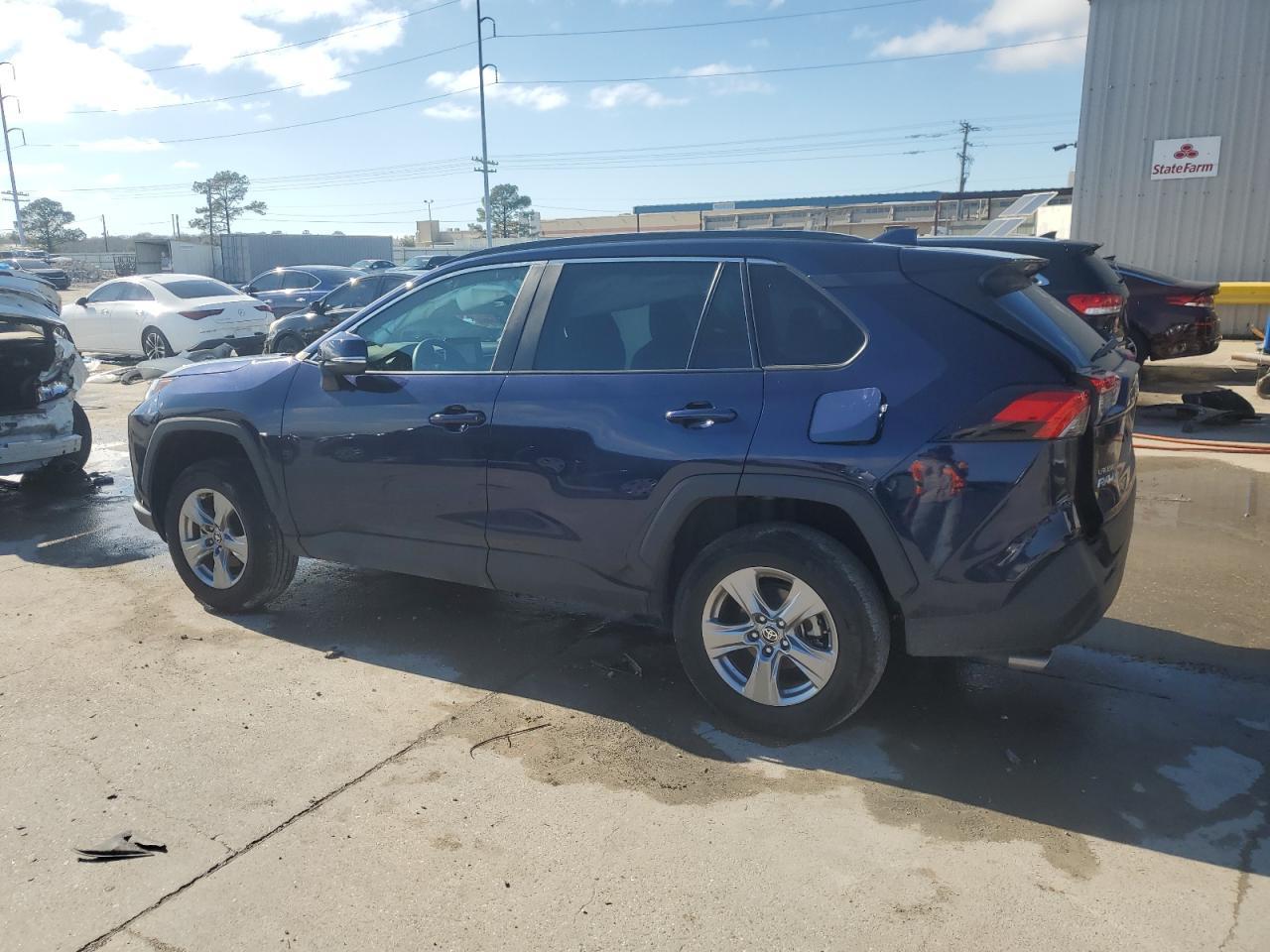 2022 TOYOTA RAV4 XLE - Фото 2