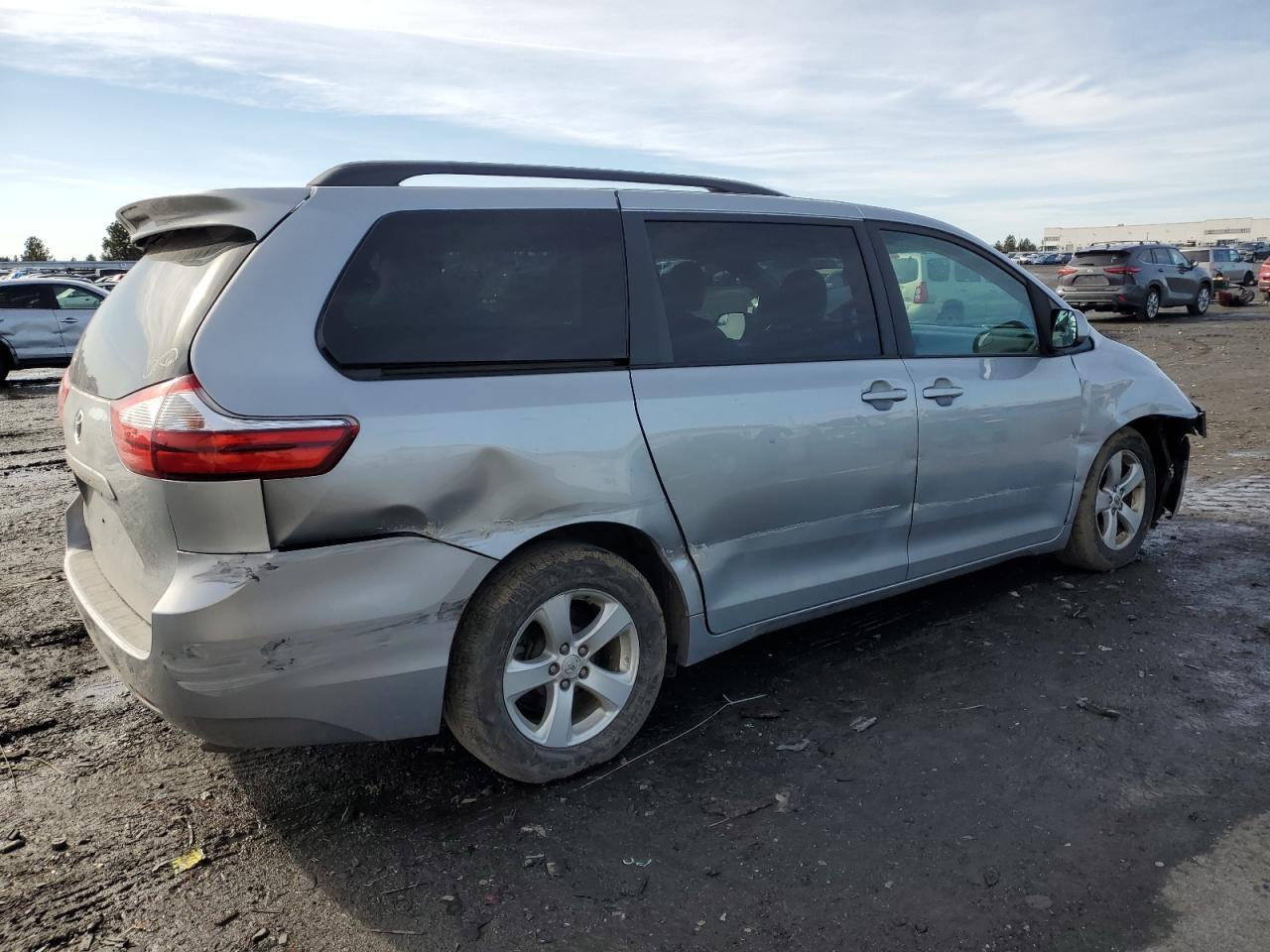 2015 TOYOTA SIENNA LE - Фото 3