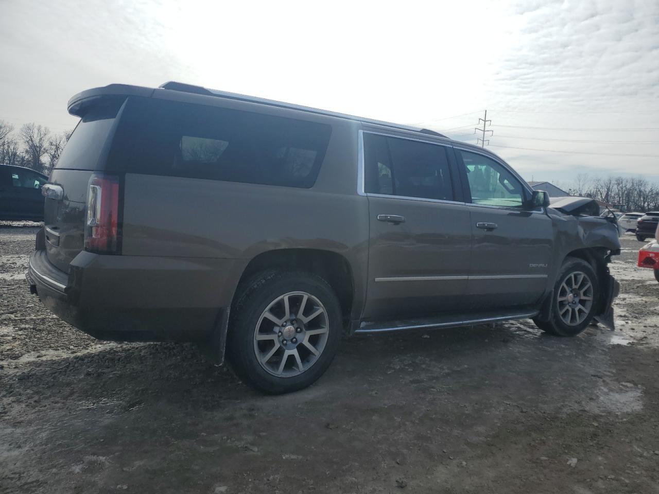 2016 GMC YUKON XL D - Фото 3