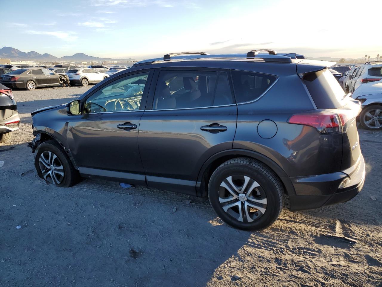2018 TOYOTA RAV4 LE - Фото 2