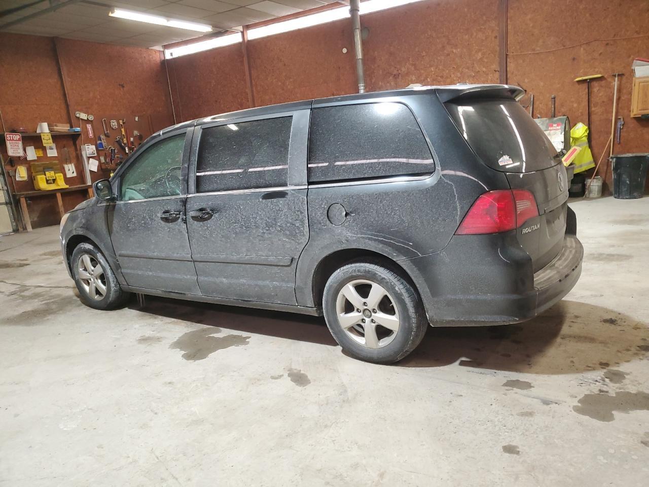 2010 VOLKSWAGEN ROUTAN SE - Image 2