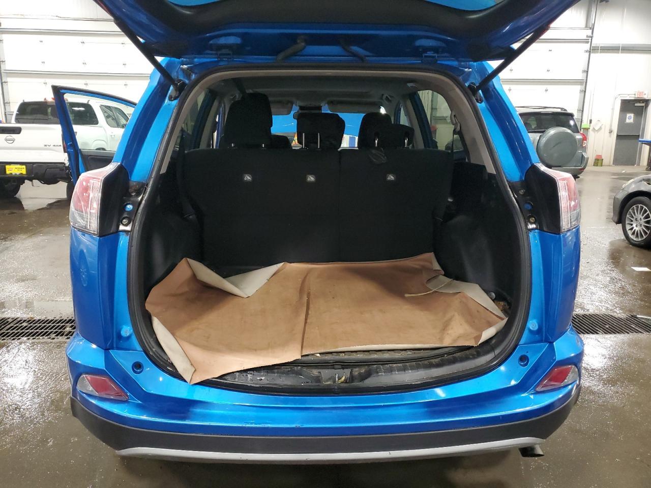 2017 TOYOTA RAV4 XLE - Image 6
