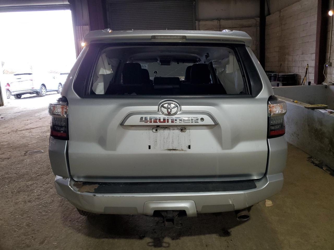 2017 TOYOTA 4RUNNER SR - Image 6
