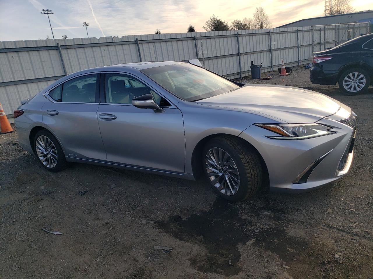 2022 LEXUS ES 300H BA - Image 4